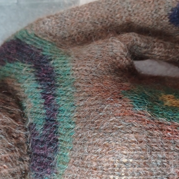 Laura Johnson sweater - Picture 9 of 16